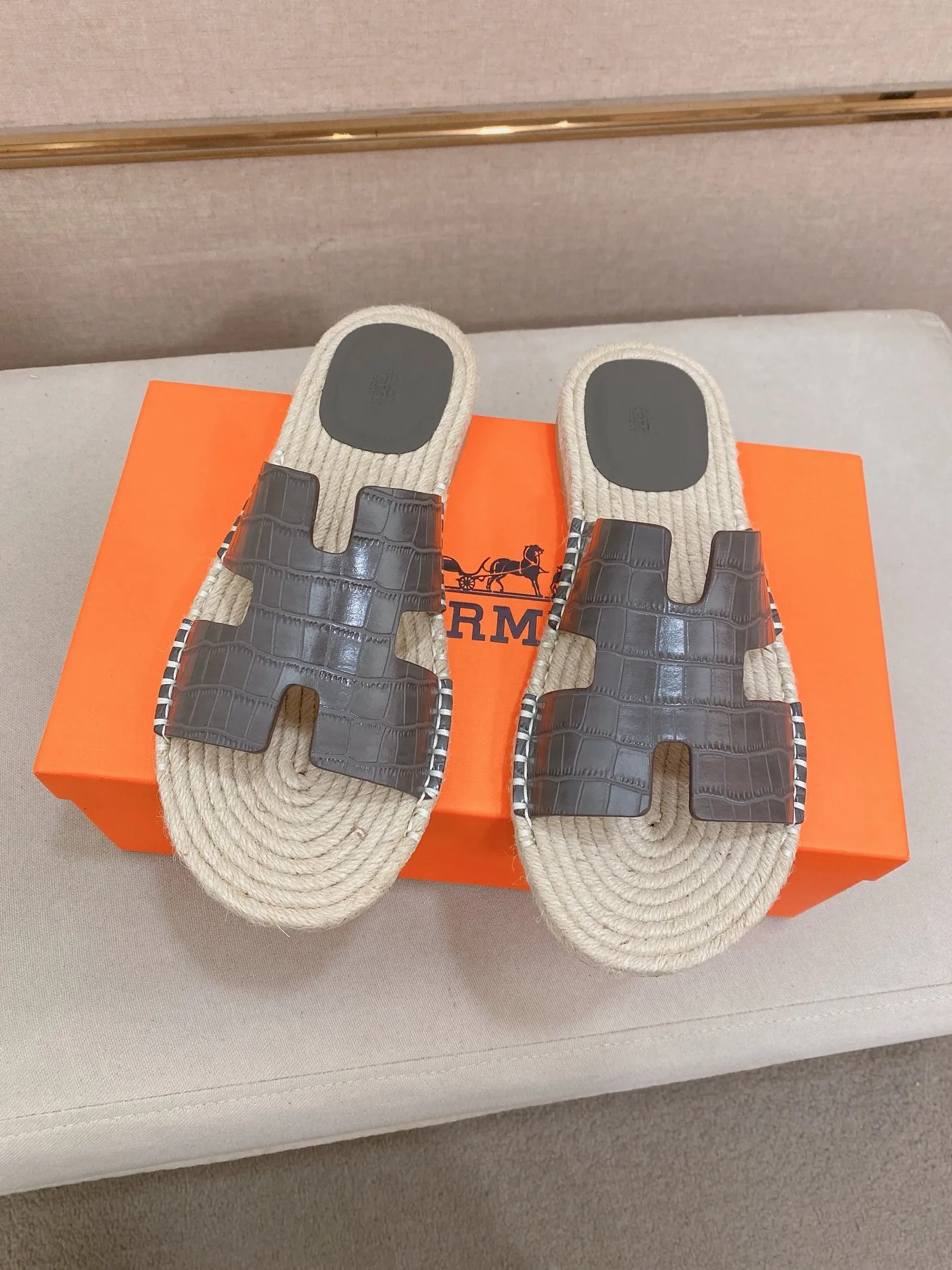 Factory price: 340💰high-end version. "HERMES" Hermès 💁♂️Men's casual slippers, compare the quality at the counter🧚🏿♂️ The upper is made of cowhide leather 🐊crocodile pattern workmanship, purely hand-drawn, raw rubber breathable and non-slip outsole, the inner is breathable and comfortable lambskin, the density is 100% comfortable, the original rubber outsole is wear-resistant and has a code number of 38-44. Can be customized 45-46-47💥🏆